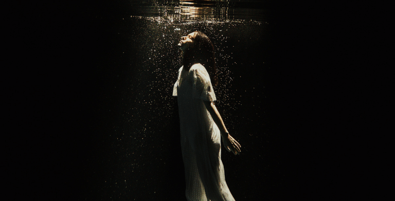 GHOSTLY KISSES LANCE HEAVEN, WAIT: UN PREMIER ALBUM DISPONIBLE AUJOURD’HUI