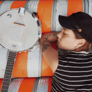 ALICE BRO CONTINUE DE DÉVOILER SON UNIVERS AVEC « DODO BANGBANG » 