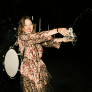 ALICE BRO OUVRE LE BAL AVEC « SIX-PACK » : PREMIER EXTRAIT DE SON PREMIER ALBUM 