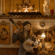 ALICE BRO PRÉSENTE UNE DERNIÈRE CHANSON AVANT SON PREMIER ALBUM : « BLONDE À PERSONNE » 